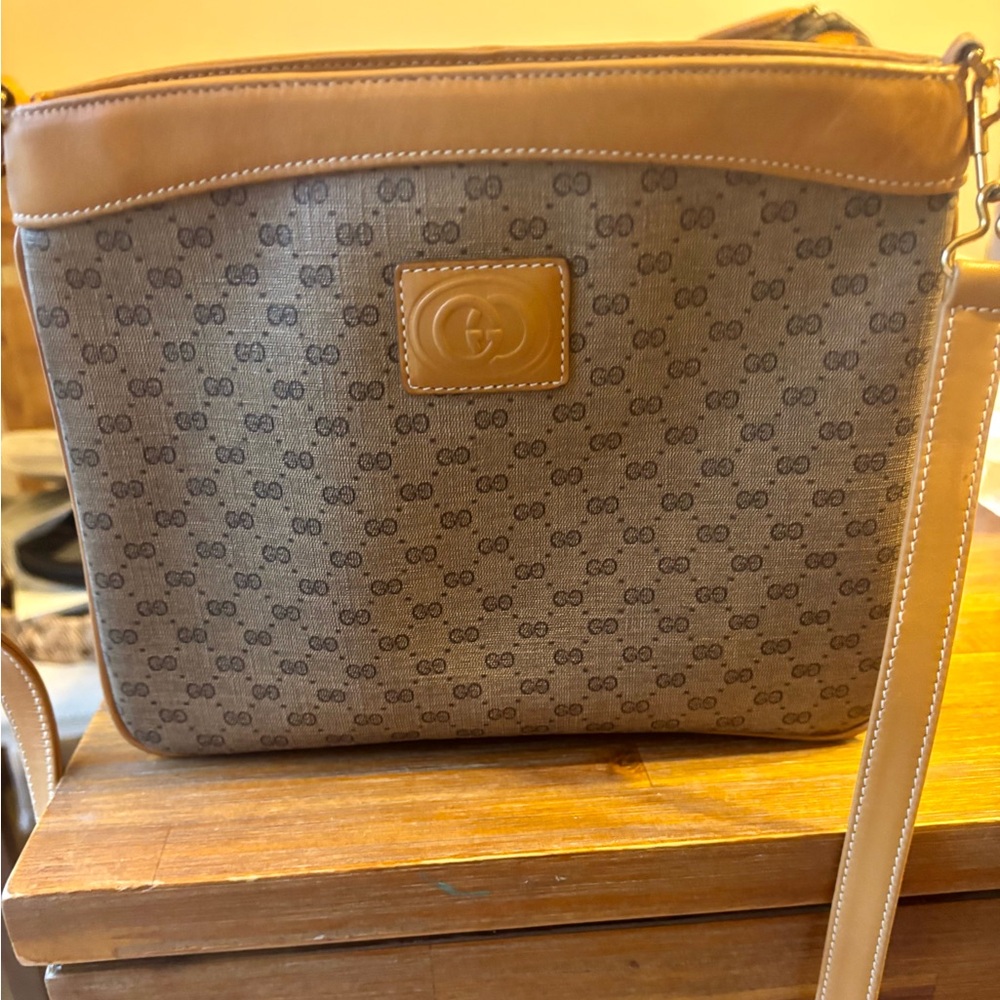 Pre-Owned authentic vintage Gucci Brown & Tan GG Supreme Crossbody Bag